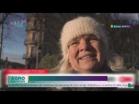 video | Suedezii aruncă brazii de Crăciun în ape, după sărbătorile de iarnă