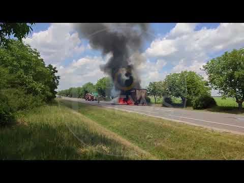 Un autocamion încărcat cu 21.5 de tone de tutun uscat a luat foc