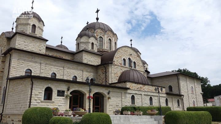 Mănăstirea Zăbriceni, locul unde viaţa monahală este un imn al muncii!