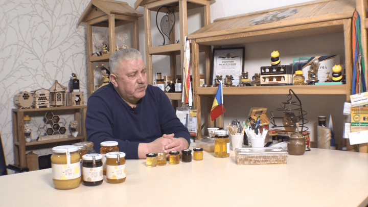 PROBA CALITĂȚII – CUM SĂ ALEGEM MIEREA DE ALBINE?