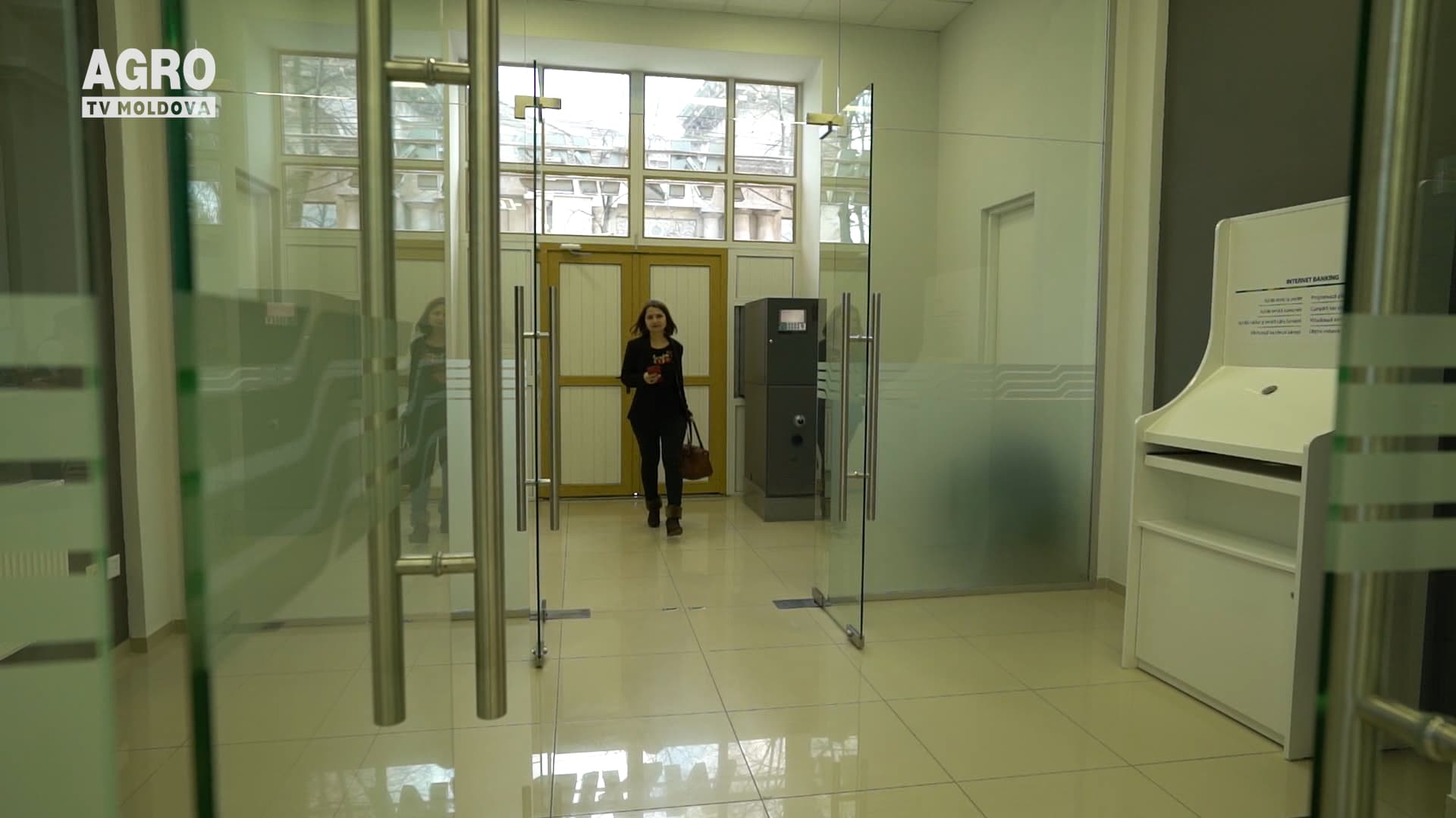 Agenții economici pot lua bani, ca să îi dea altora