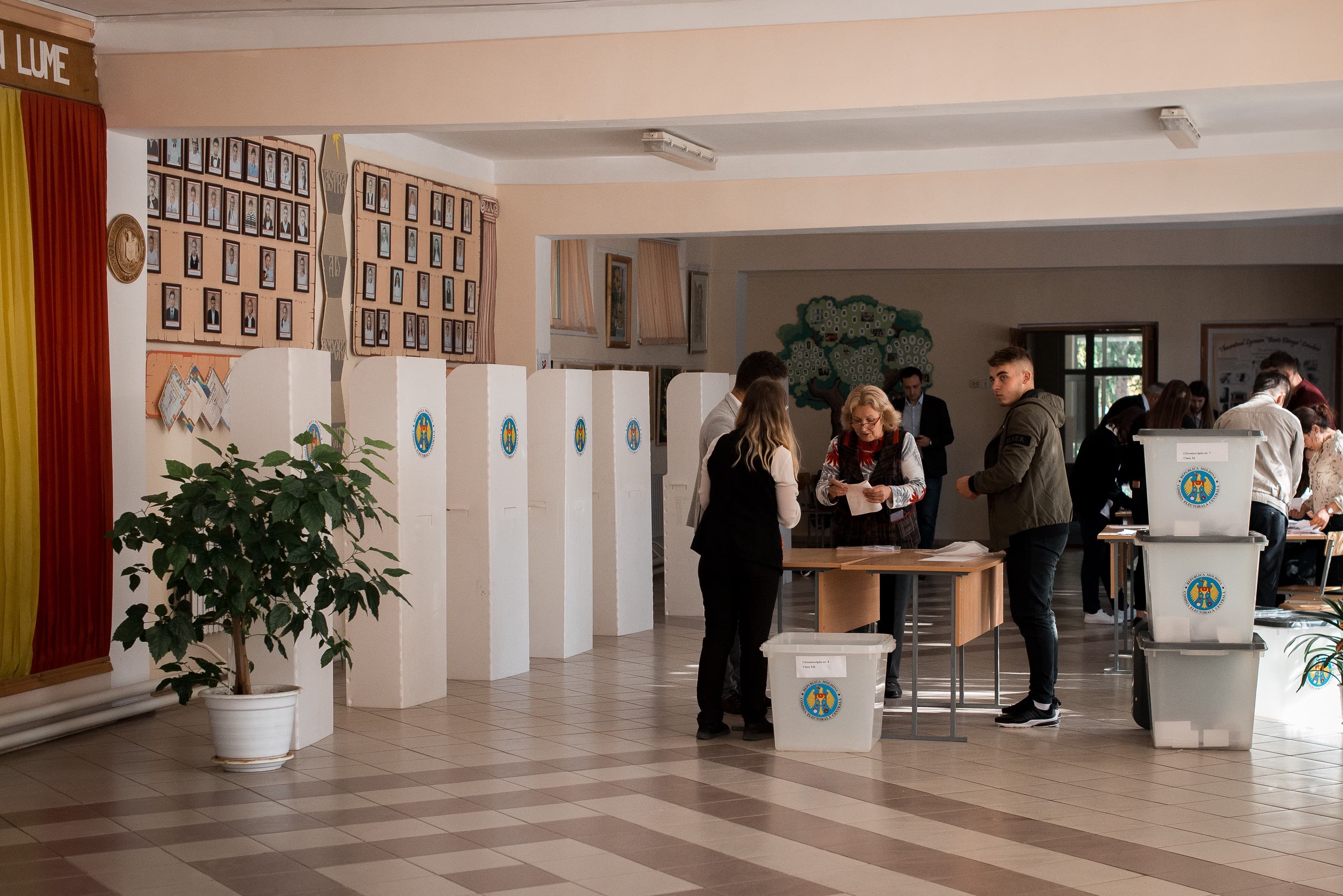 Elevii cu grija studiilor, politicienii cu cea a prezidențialelor