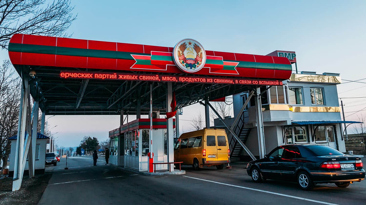 Unii studenți, obligați să se testeze periodic la COVID