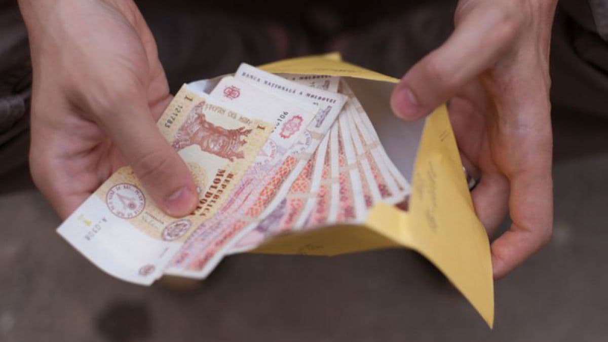 Cine primește cele mai mici salarii