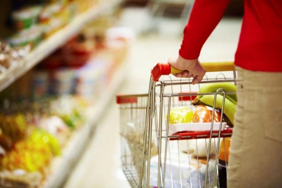Moldovenii cheltuie jumătate din bani pentru mâncare