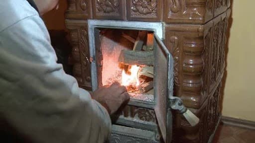 Doi copii din Cantemir, intoxicați cu monoxid de carbon din cauza unei sobe defecte