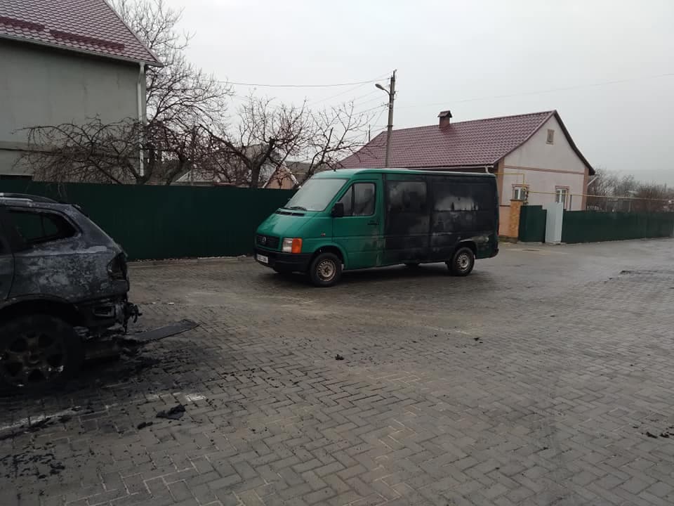 Vehiculele unui agricultor, incendiate