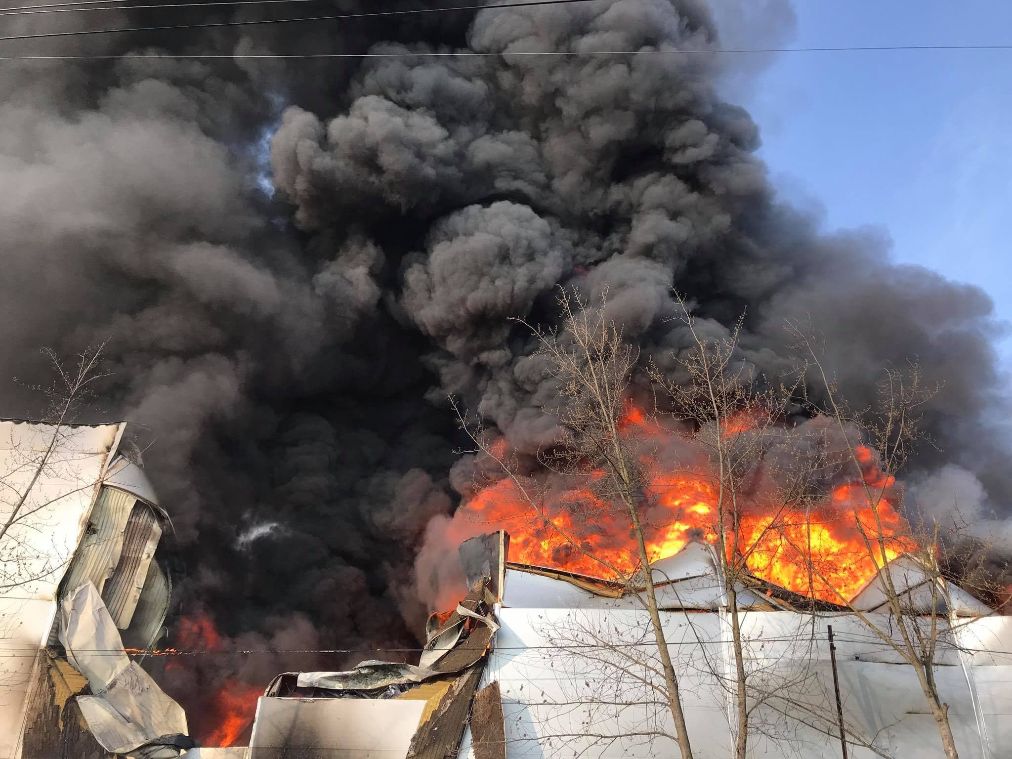 Incendiu de proporții la un depozit din capitală