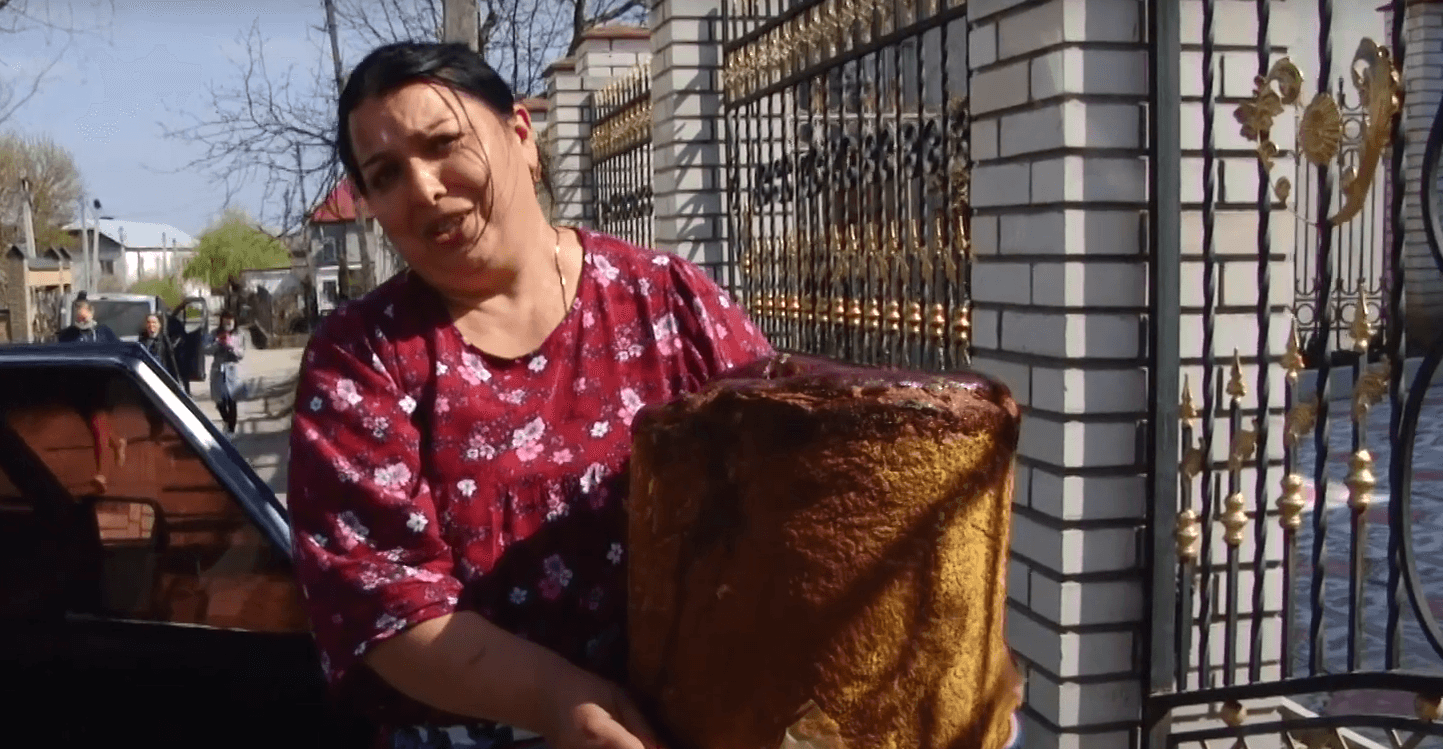VIDEO: Sute de ouă roșii și zeci de kilograme de carne. Romii sunt gata de Paști