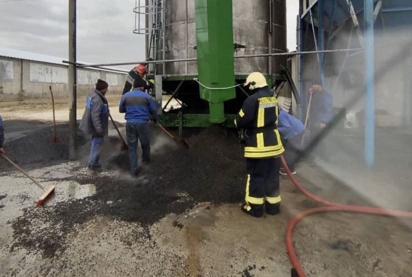 Incendiu de proporții la o uscătorie de floarea-soarelui din Edineț. Au ars 15% din acoperiș