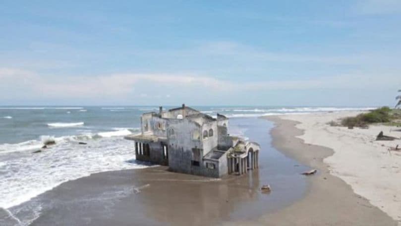 O vilă abandonată se scufundă pe plajă