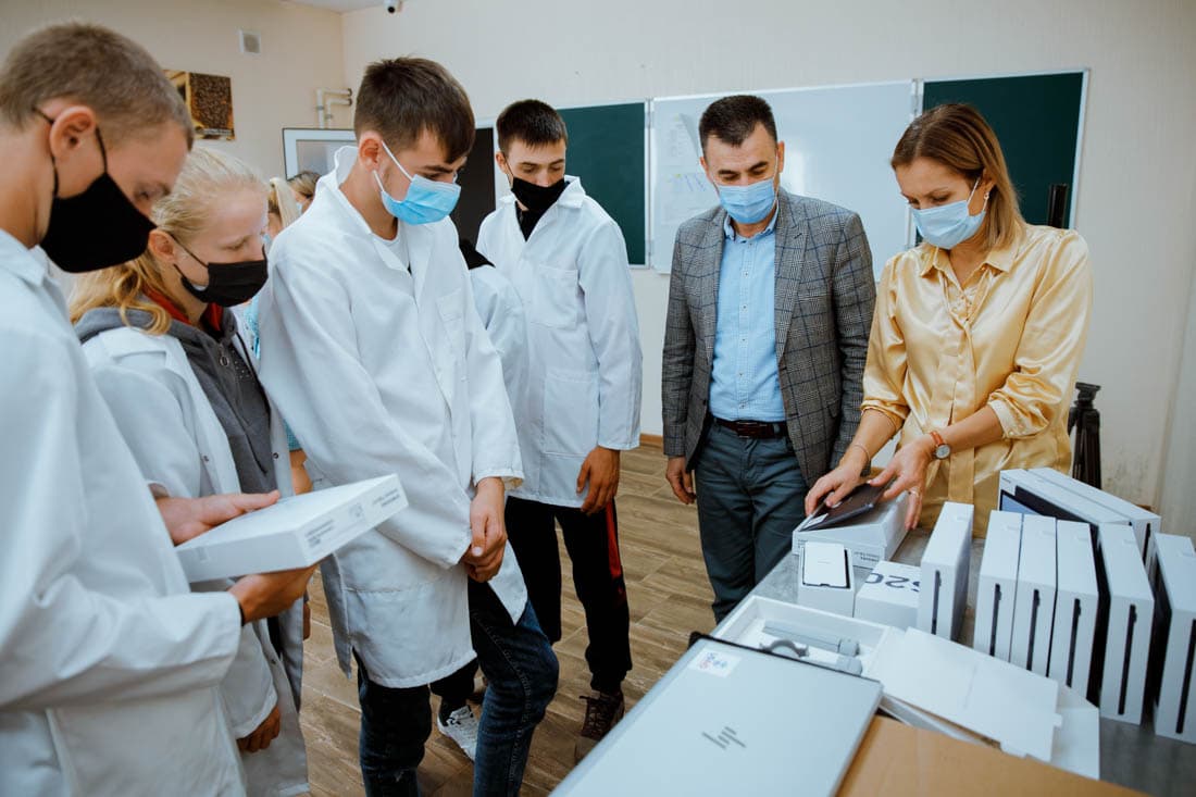 Două școli profesionale vor digitaliza unicele programe de studiere a meseriilor de apicultor și cultivator-procesator de bacifere