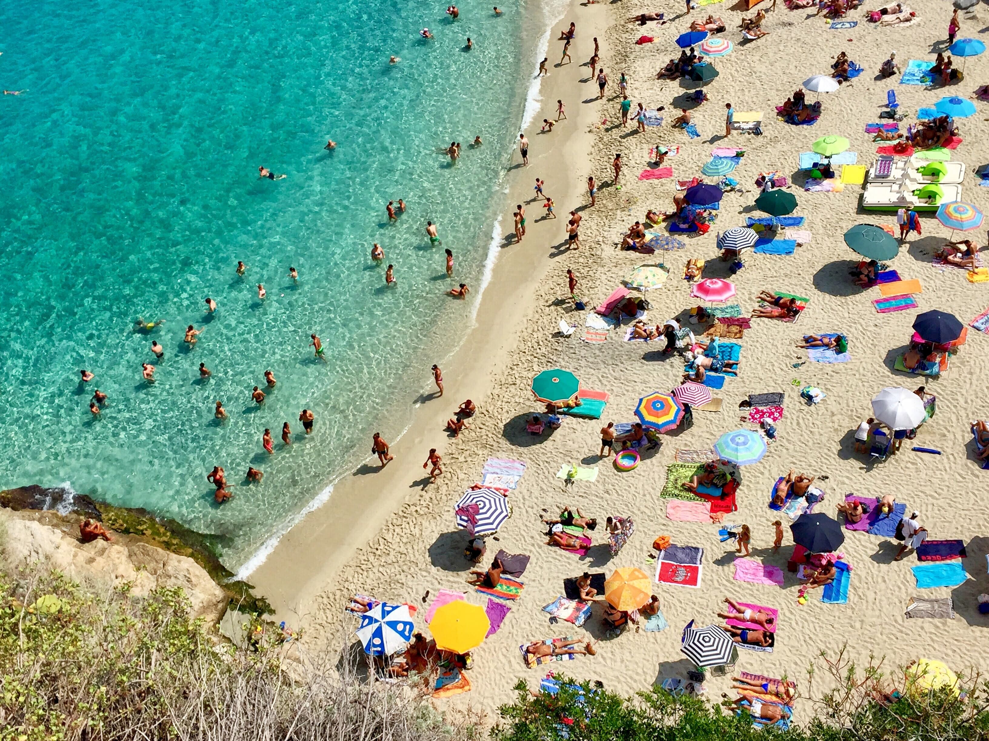 Temperatura turiștilor aflați pe o plajă din Italia, verificată cu drona