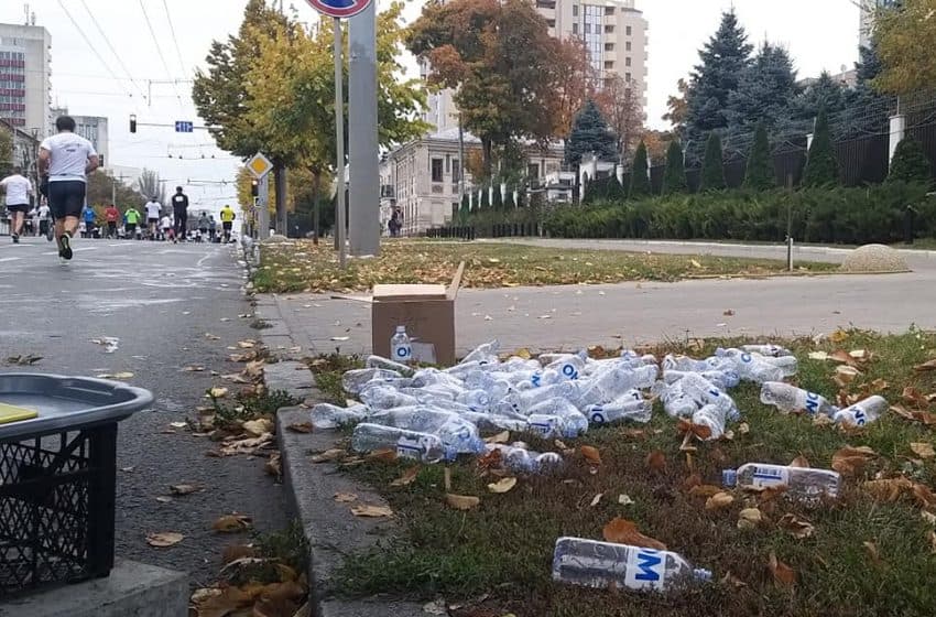 FOTO. VIDEO/ Zeci de sticle de plastic, aruncate de participanții la Maratonul Chișinău
