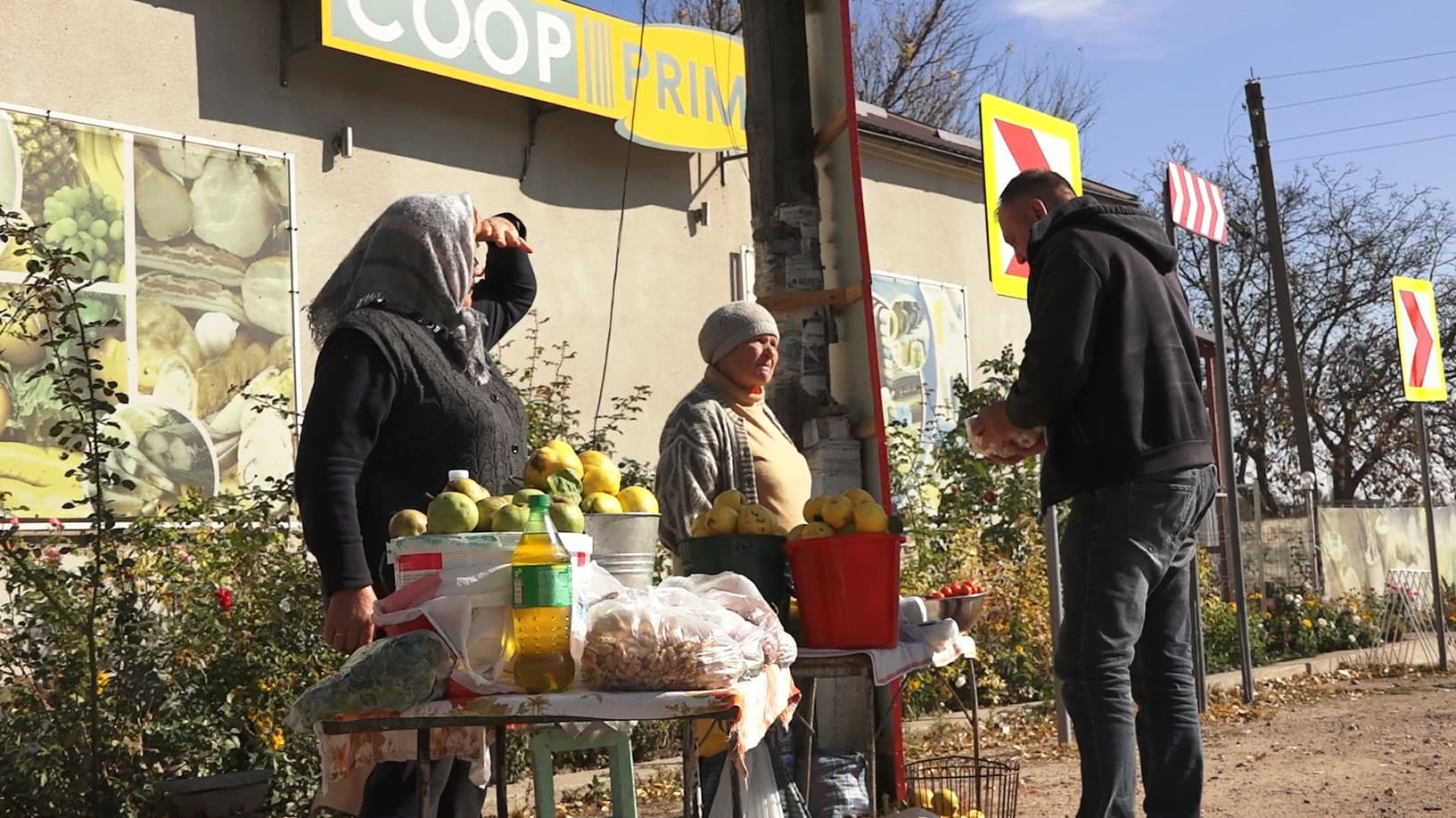 Și-au scos sărăcia la marginea drumului