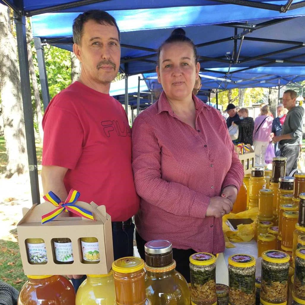 Afacere de succes. O familie tânără de apicultori și-a creat viitorul acasă / FOTO
