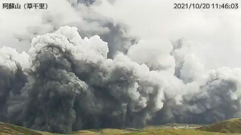 VIDEO Japonia: Muntele Aso, unul dintre cei mai mari vulcani din lume, a început să erupă violent