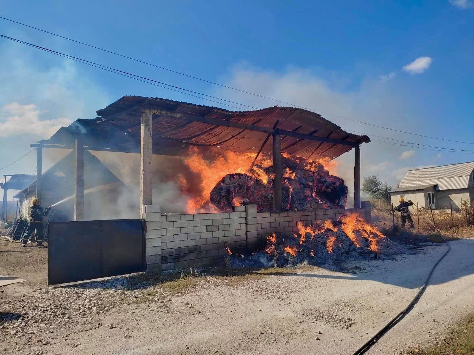 Depozit cu nutreț pentru animale, mistuit de flăcări