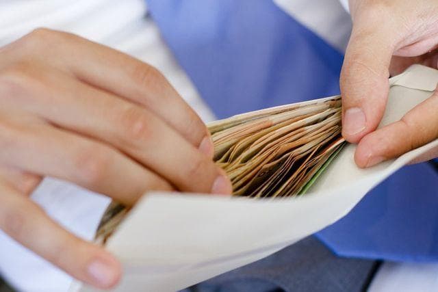 Salariul minim urcă la 5500 lei în 2025? Guvernul ia în calcul o majorare