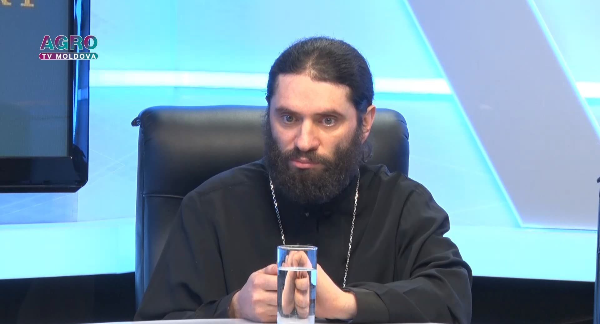 „De multe ori dăruim lucruri de care nu mai avem nevoie și ne mințim că chiar am făcut o faptă bună”
