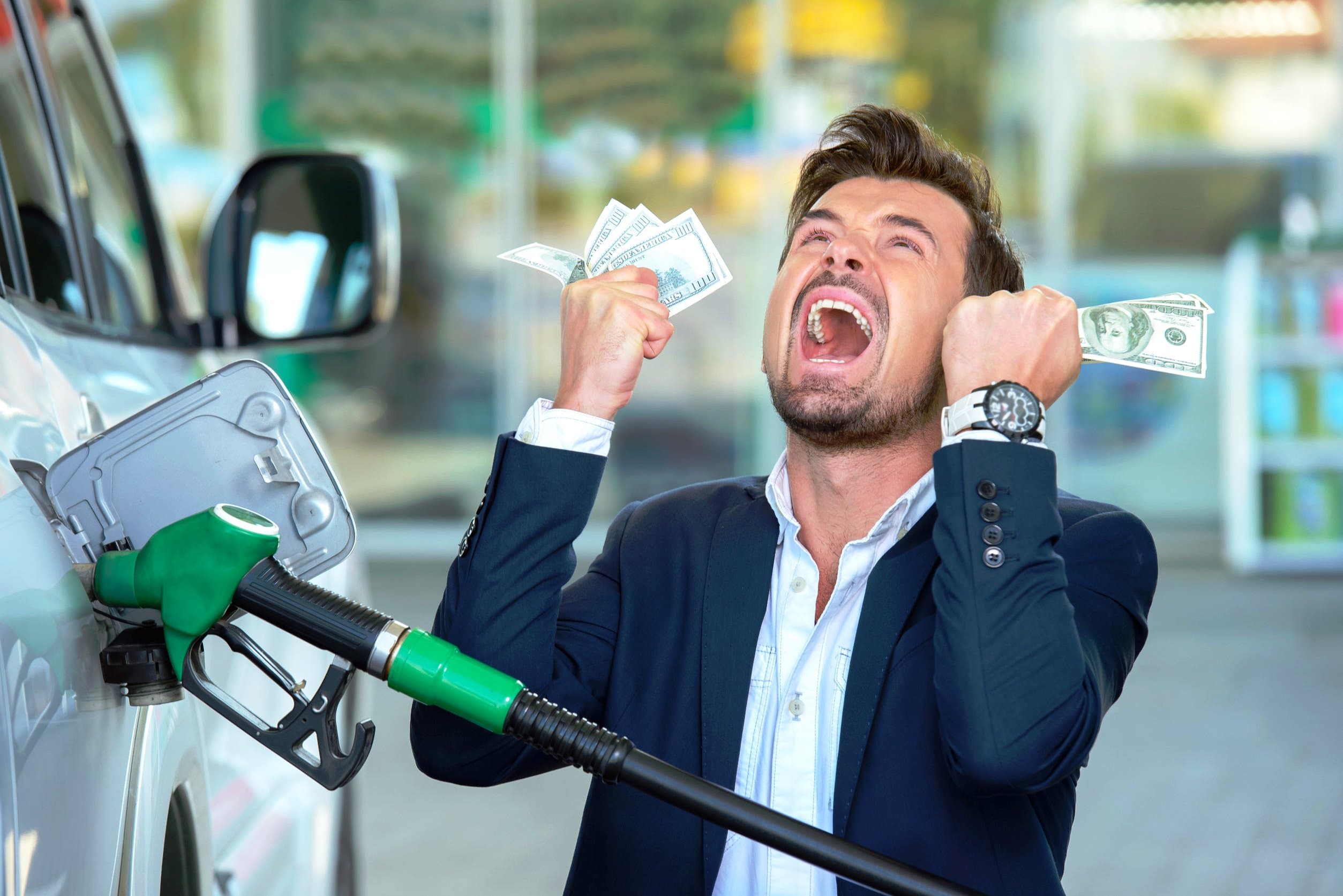 Cresc prețurile la carburanți de la o luni