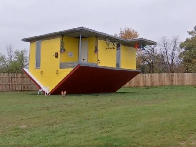 Am ajuns să vedem și case construite cu susul în jos / VIDEO