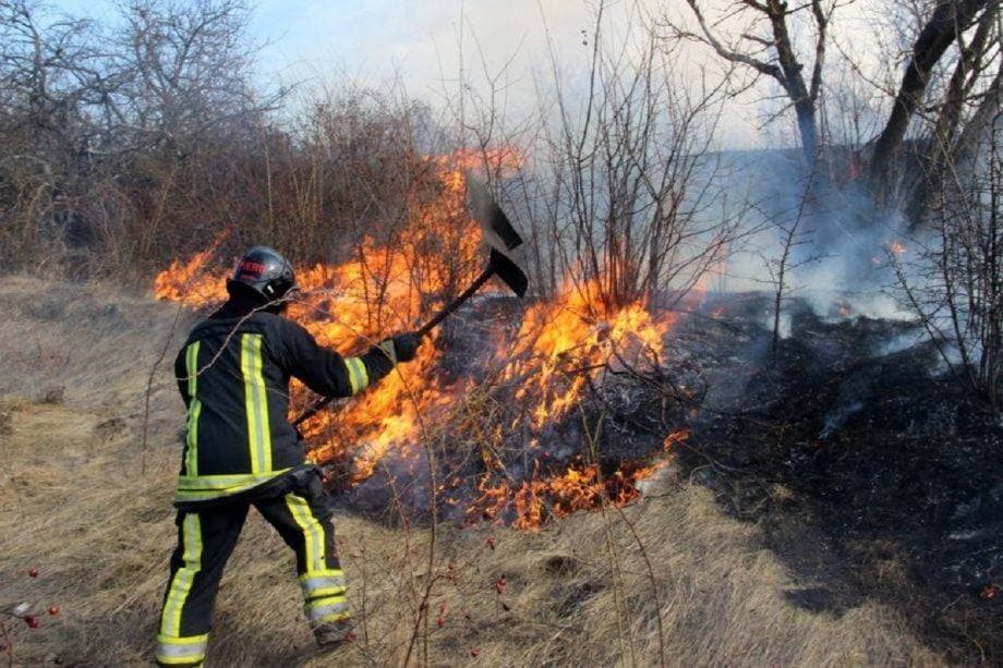 Puteți provoca incendii de proporții dacă ardeți vegetația uscată