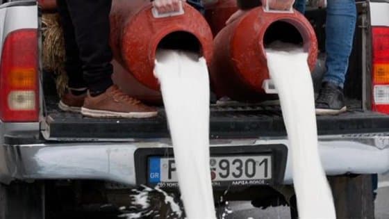 Protest inedit al fermierilor greci. Tone de lapte vărsate pe stradă
