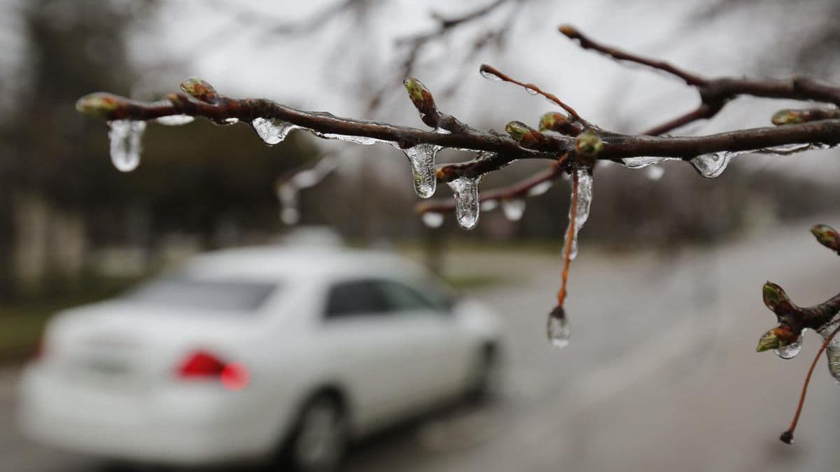 Prognoza meteo: lapoviță și polei pentru Crăciun