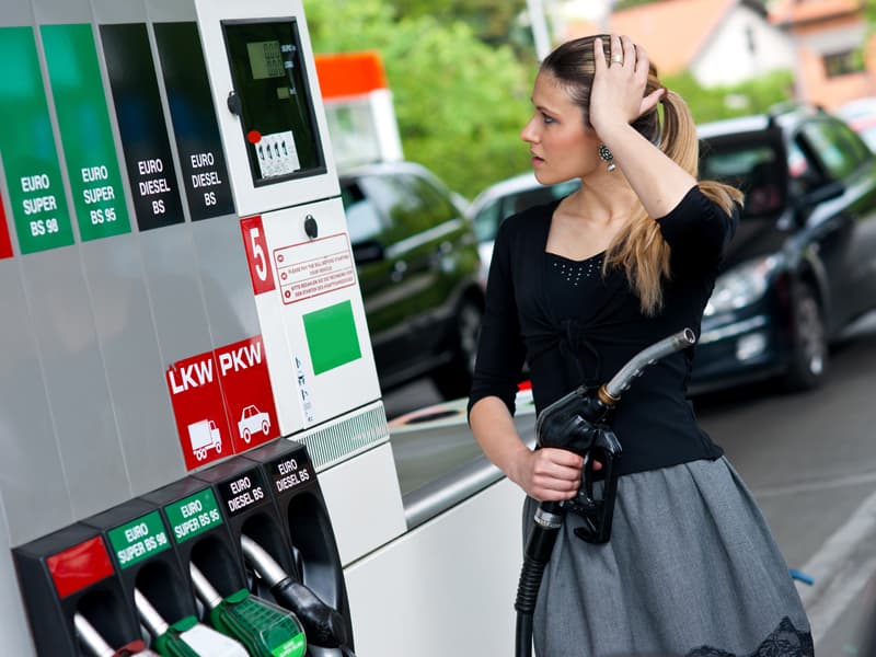 Prețul benzinei a trecut de 26 lei, iar al motorinei de 25 lei