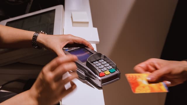 Dacă achită cu cardul – scutiţi de perfectarea facturilor fiscale