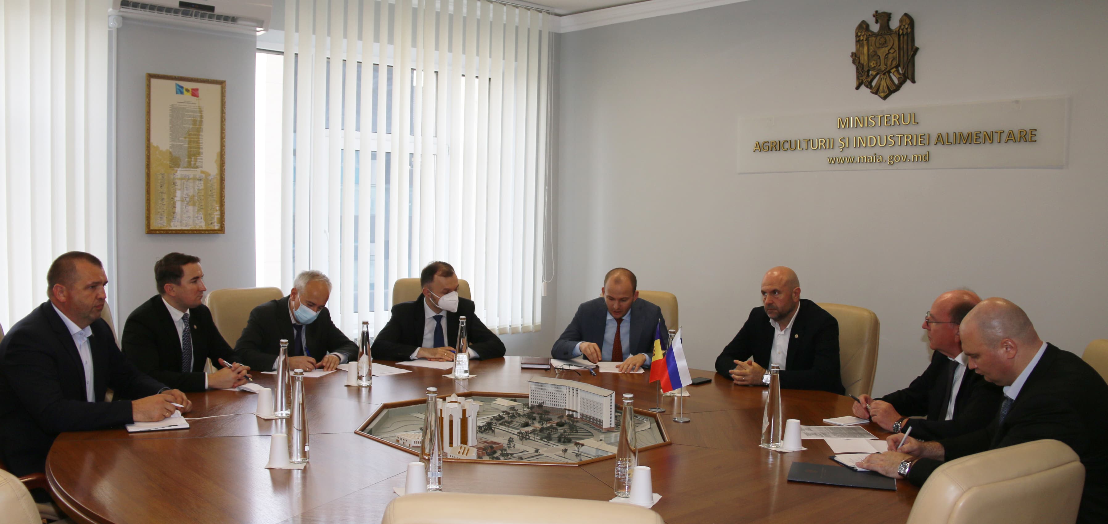 Embargoul impus de Rusia, discutat cu ambasadorul Oleg Vasnețov