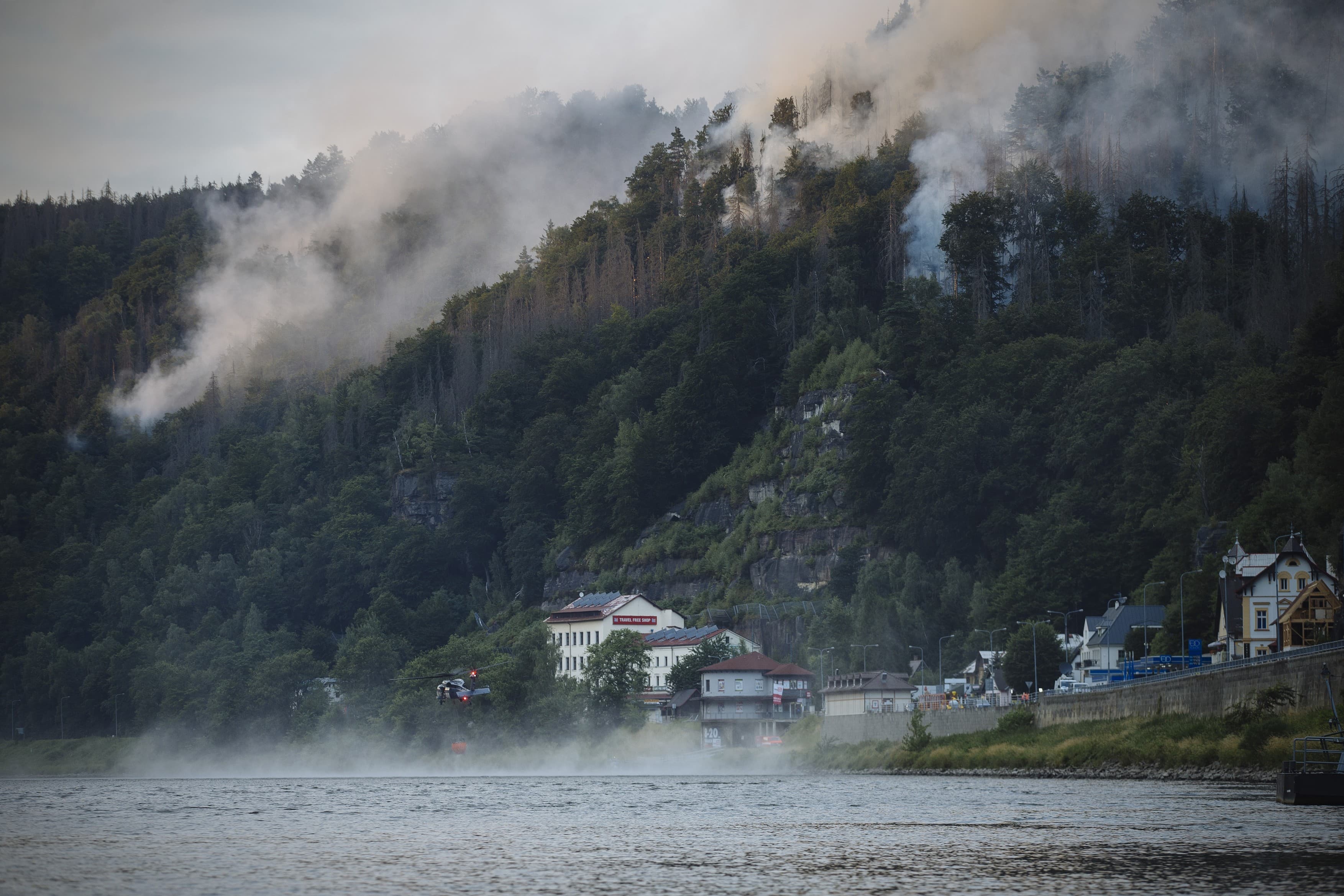 Cel mai puternic incendiu din istoria Cehiei a ars deja 1.000 de hectare