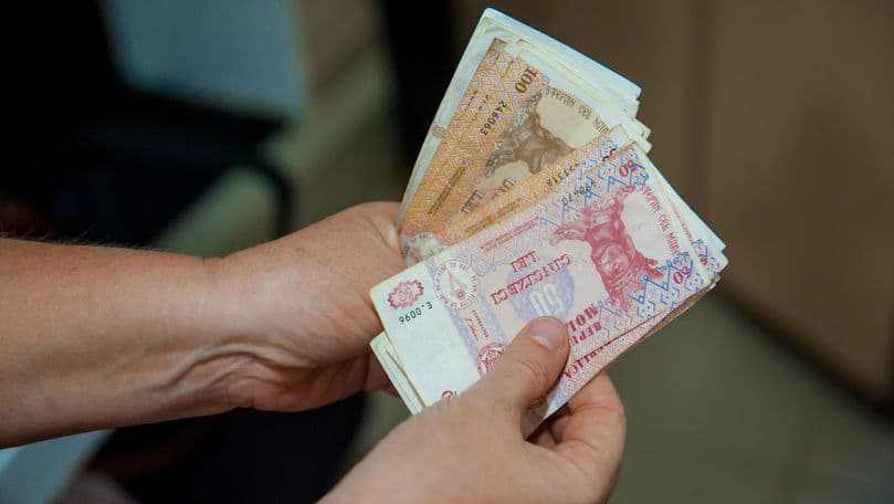 Îi ajută părinții sau le dă statul. Din ce trăiesc tinerii din Moldova