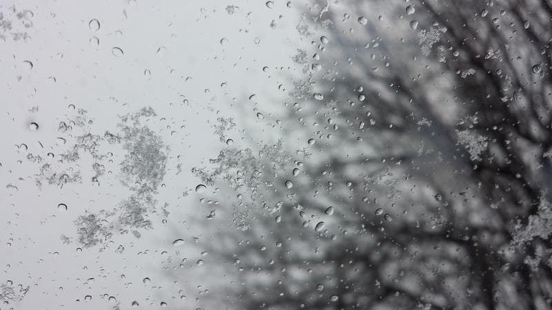 Weekendul vine cu vreme instabilă. Lapoviță, ploi și temperaturi scăzute