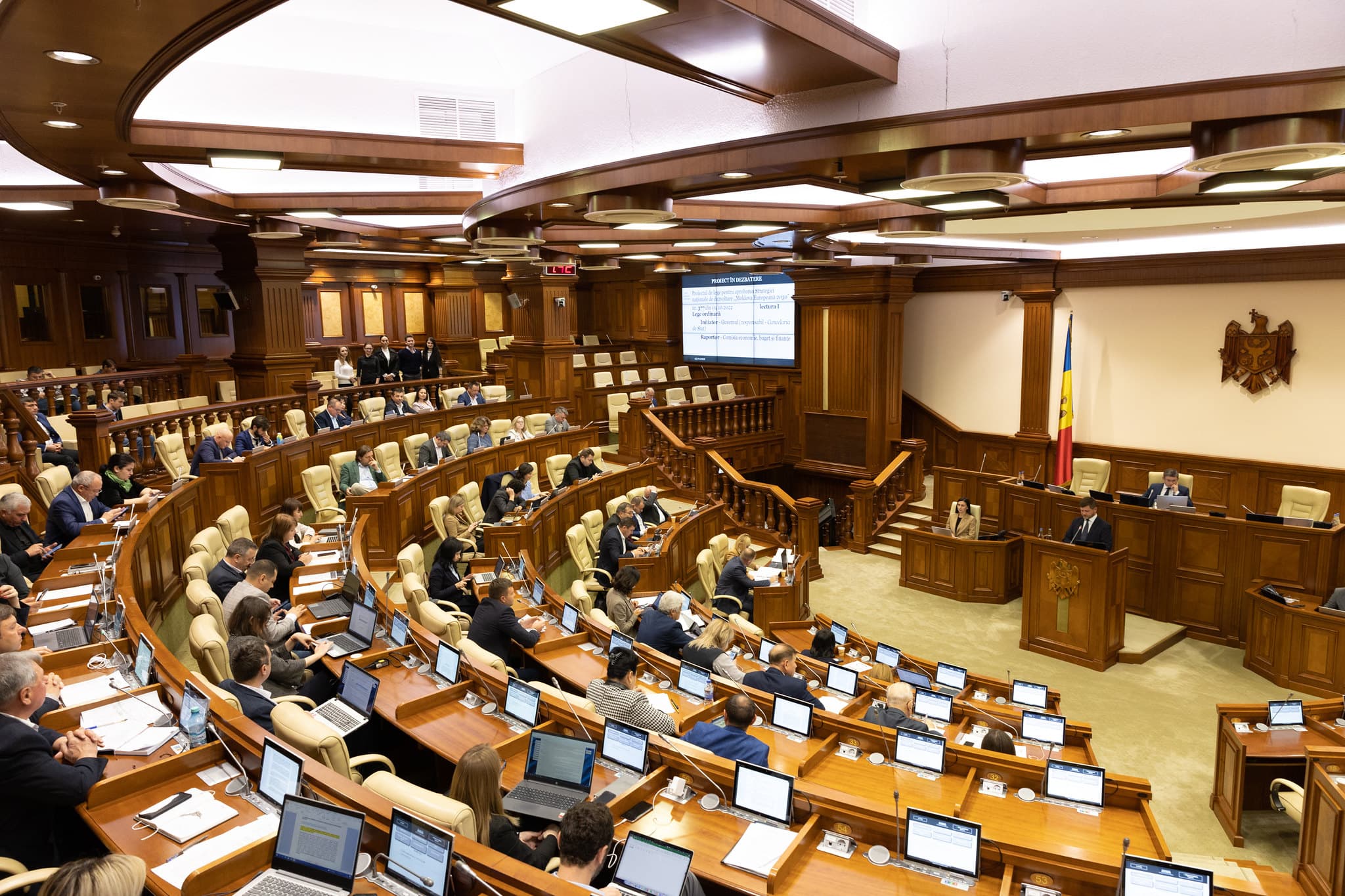 Gata, se apucă de lucru. Luni, deputații se convoacă în sesiunea de toamnă