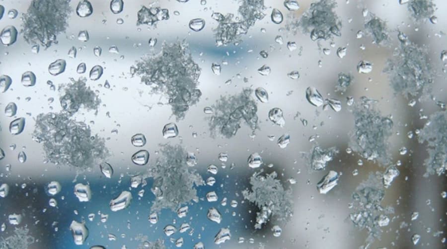 Ploi puternice și maxime în scădere, prognozează meteorologii