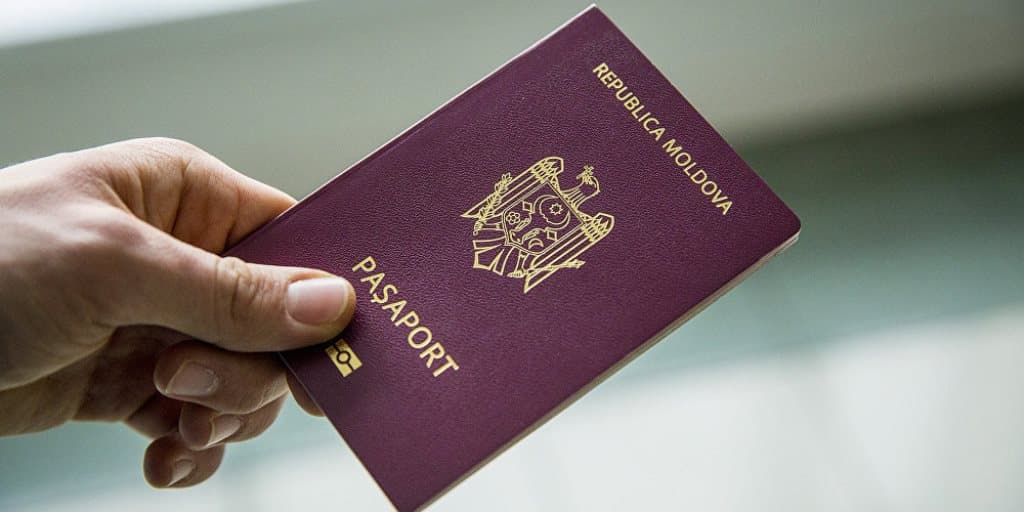 Moldovenii stabiliți în 4 state vor primi pașapoarte la adresa solicitată