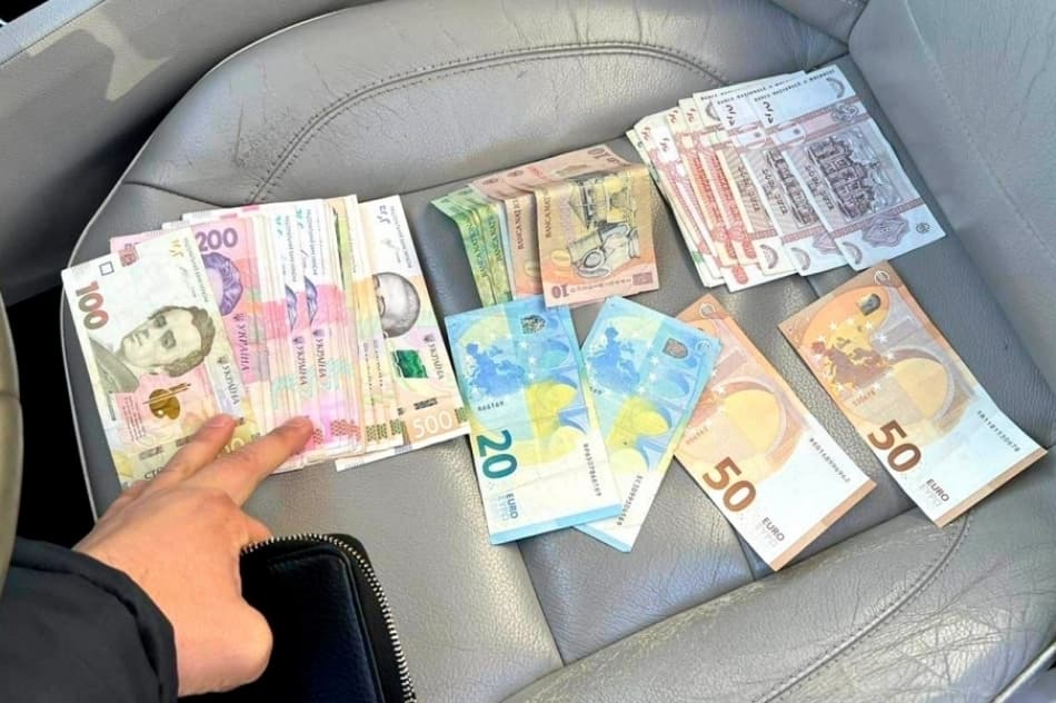 Un șef de la ANSA și 10 subalterni, reținuți de CNA / FOTO