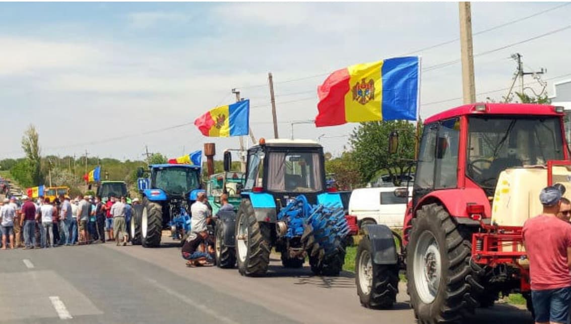 Agricultorii continuă protestele. Fermierii vin azi cu tractoarele la Chișinău