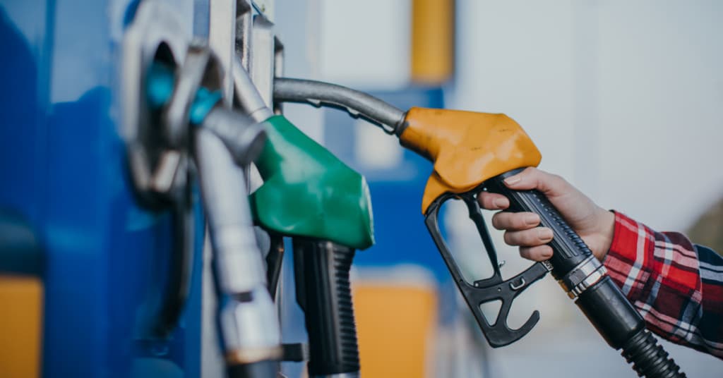 În weekend, carburanții vor fi un pic mai ieftini