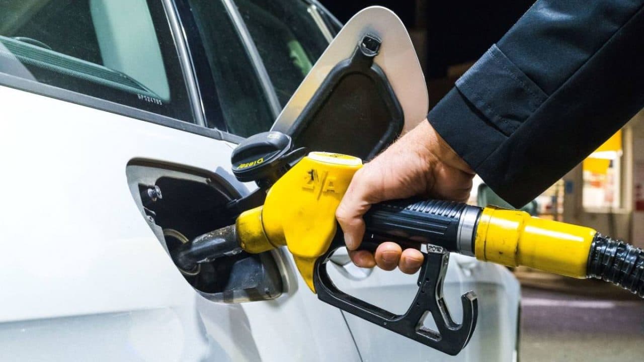 Carburanți mai ieftini! Noile prețuri stabilite pentru 26 februarie