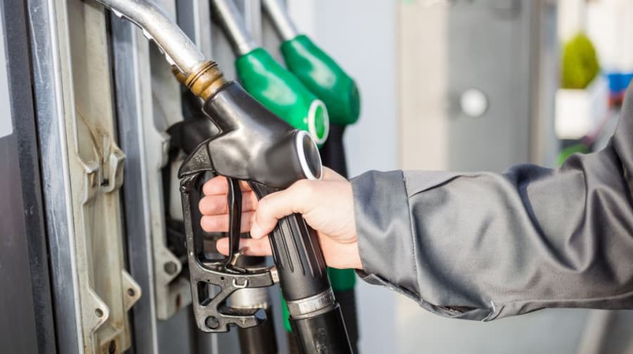 Benzina se scumpește, motorina se ieftinește