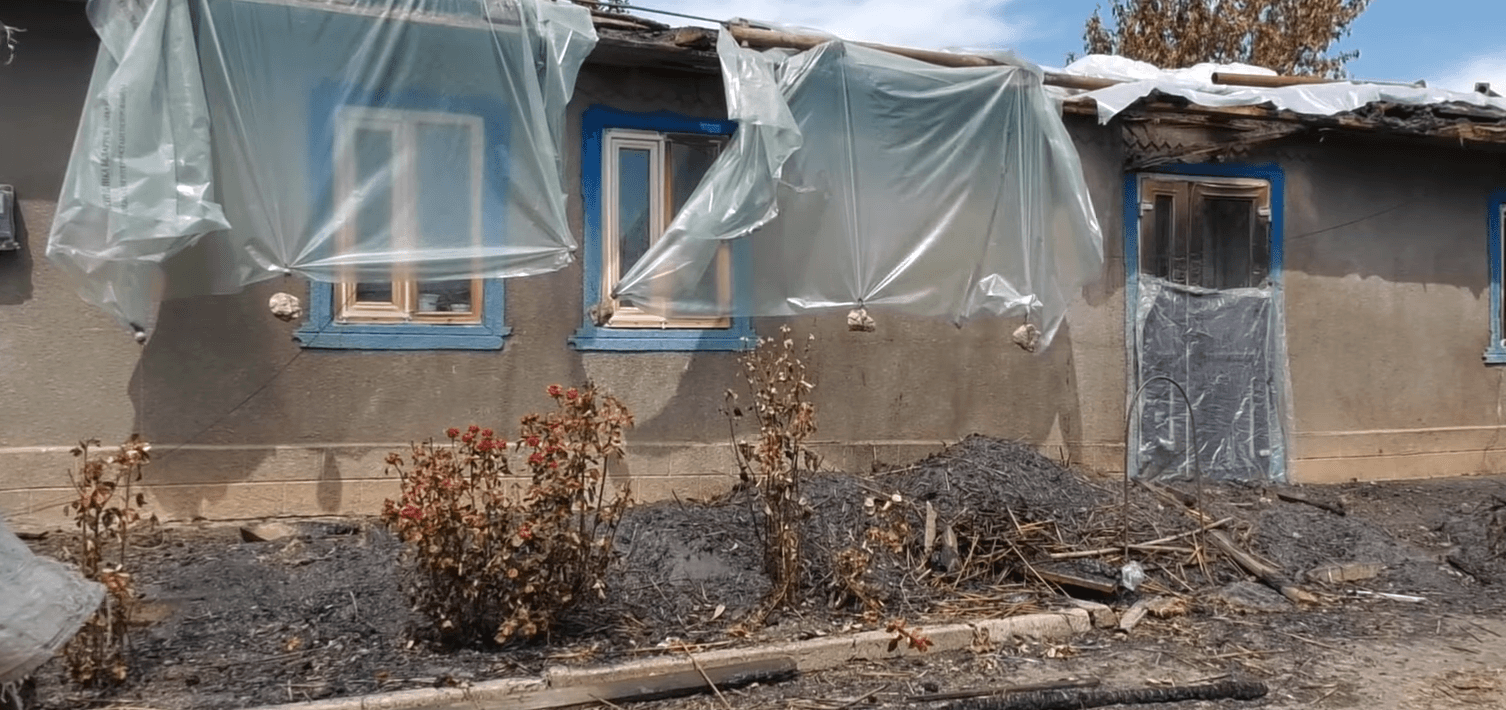 O familie a rămas pe drumuri din cauza ploilor puternice