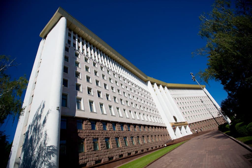 Opt acorduri încheiate pe platforma CSI au fost denunțate de Parlament