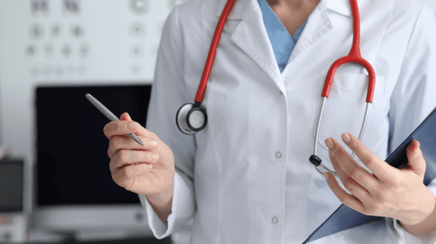 Salarizarea, principala problemă a insuficienței cadrelor didactice și medicale