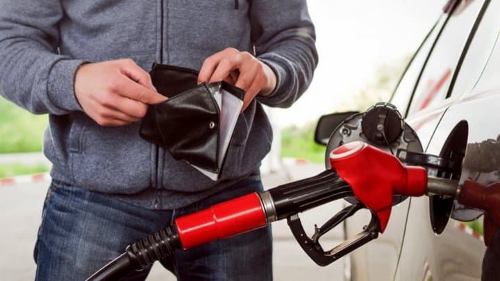 Benzina și motorina se ieftinesc semnificativ