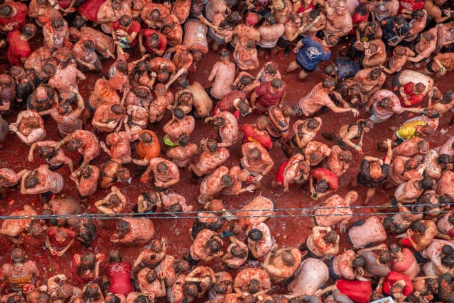 „La Tomatina”, celebra bătaie cu roşii care atrage anual mii de turişti/FOTO