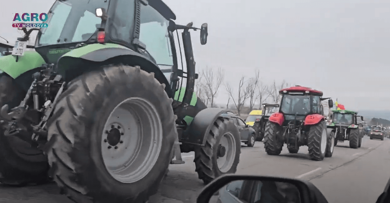 (video) Agricultorii protestatari iau cu asalt PMAN. Zeci de unități de tehnică, pe străzile capitalei