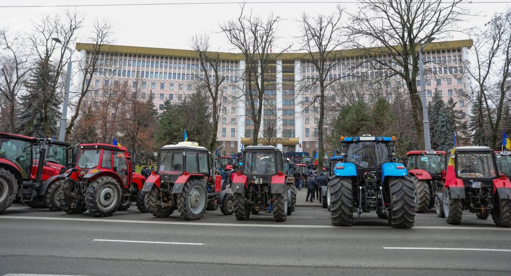 Criza agricolă din Moldova: Fermierii cer demisia Ministrului Bolea